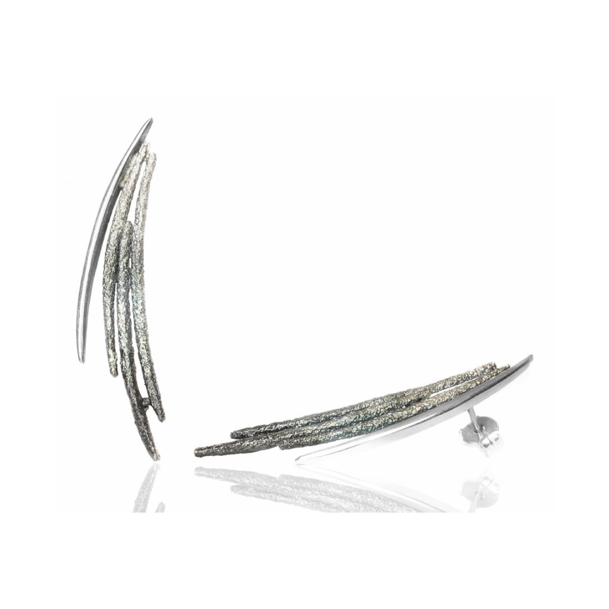 Dynamic big grey earring van Arior Barcelona