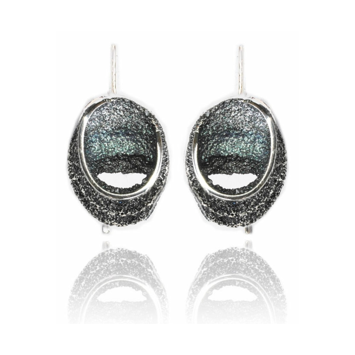 Grey Sinera big earrings van Arior Barcelona