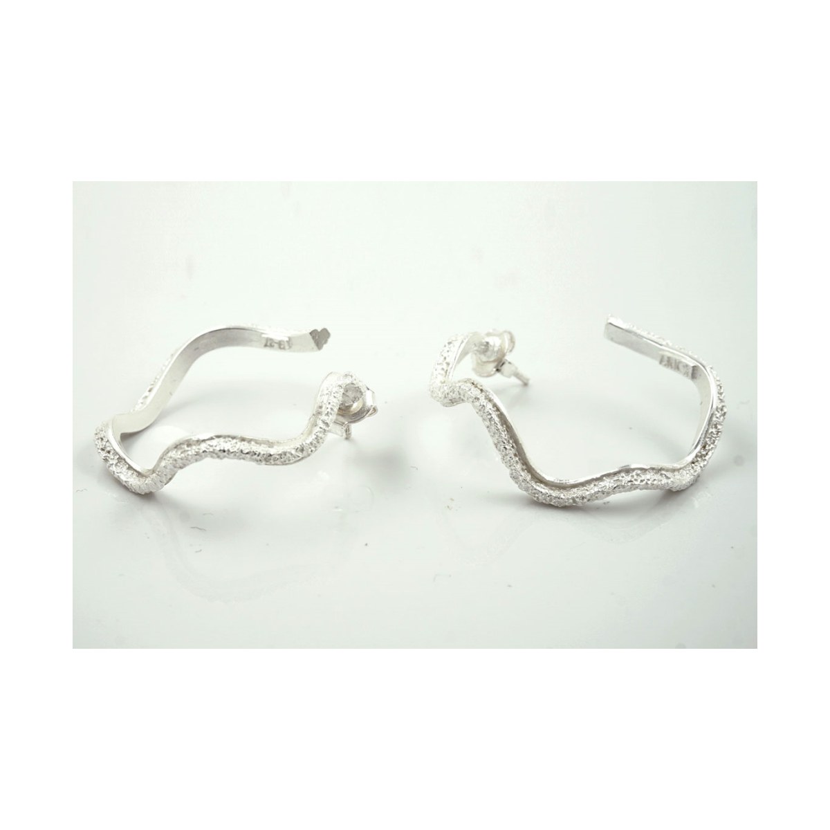 Simone big texture earring van Arior Barcelona