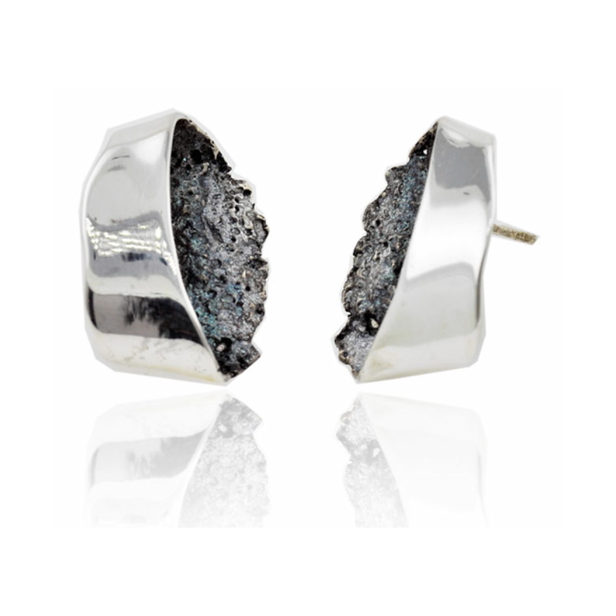 Grey Gala big earrings van Arior Barcelona