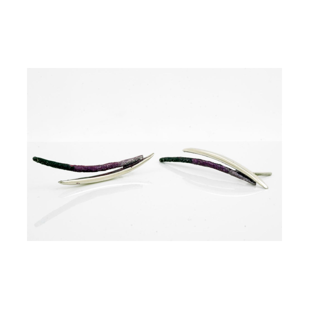 Dynamic violet medium earring van Arior Barcelona