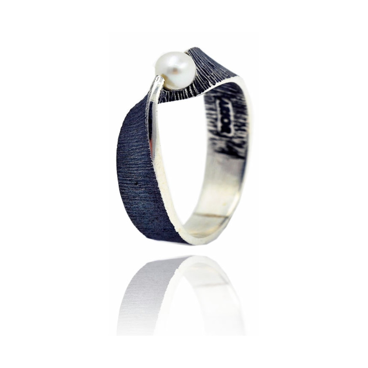 Moebius pearl small ring van Arior Barcelona