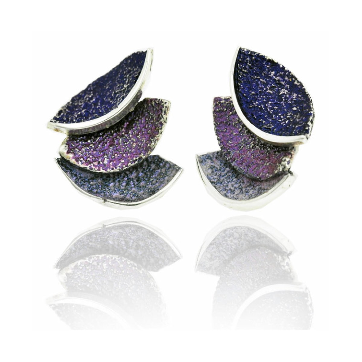 Violet Smile big earrings van Arior Barcelona