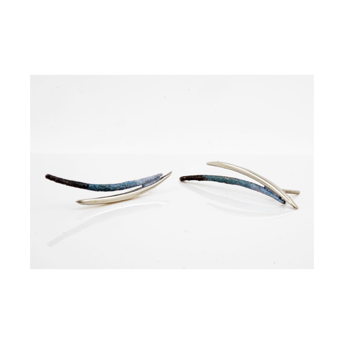 Dynamic blue medium earring van Arior Barcelona