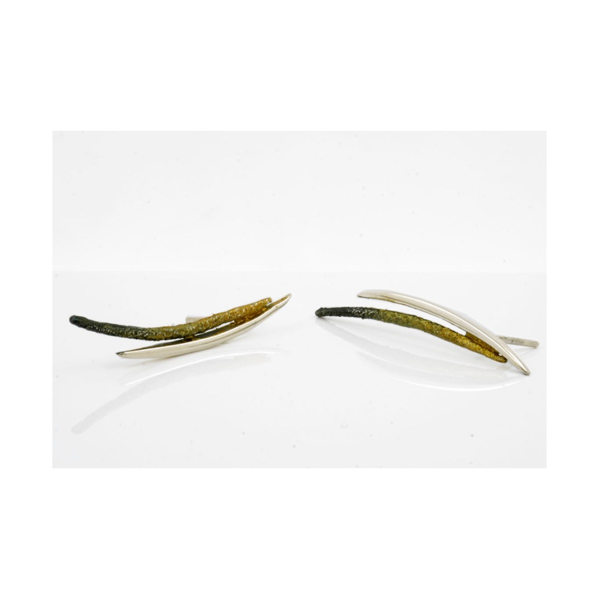 Dynamic Lichen green medium earring van Arior Barcelona