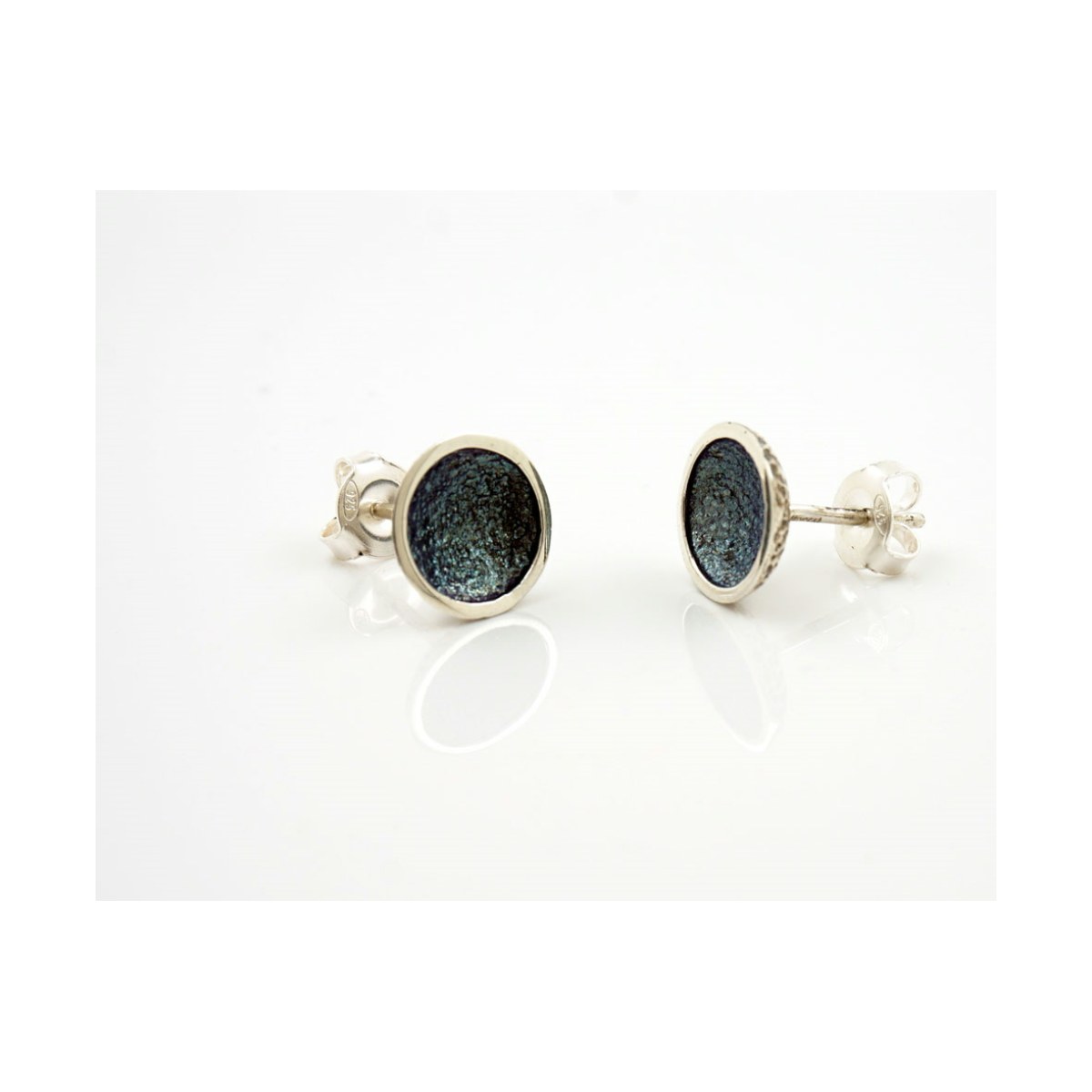 Singular grey little 1 round earring van Arior Barcelona