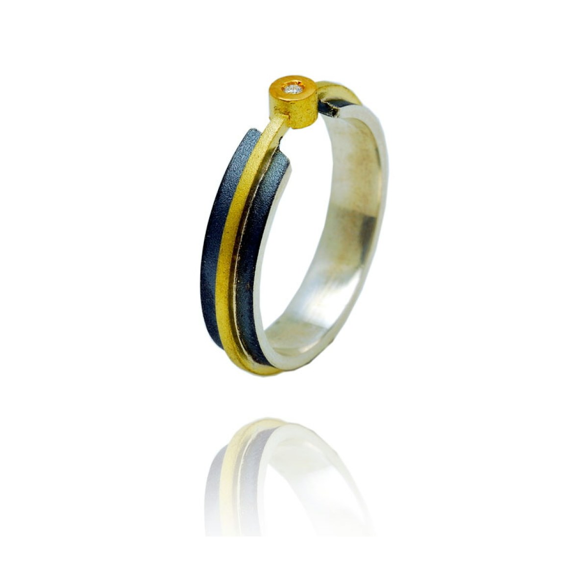 Phi Ring, Oxidized Silver and Gold with Diamond van Arior Barcelona