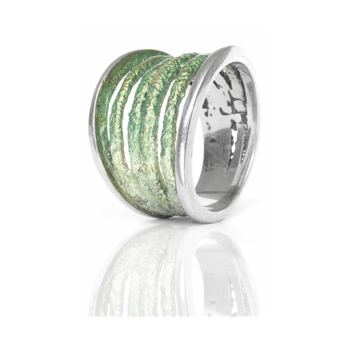 Dynamic Emerald green big ring van Arior Barcelona