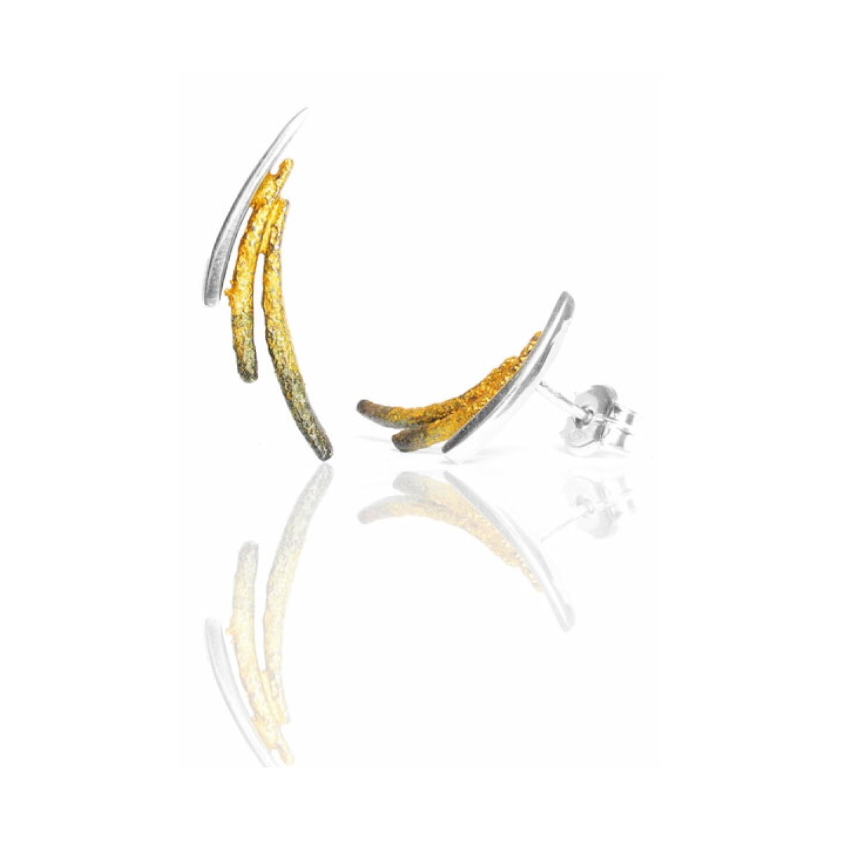 Dynamic Lichen green little earring van Arior Barcelona
