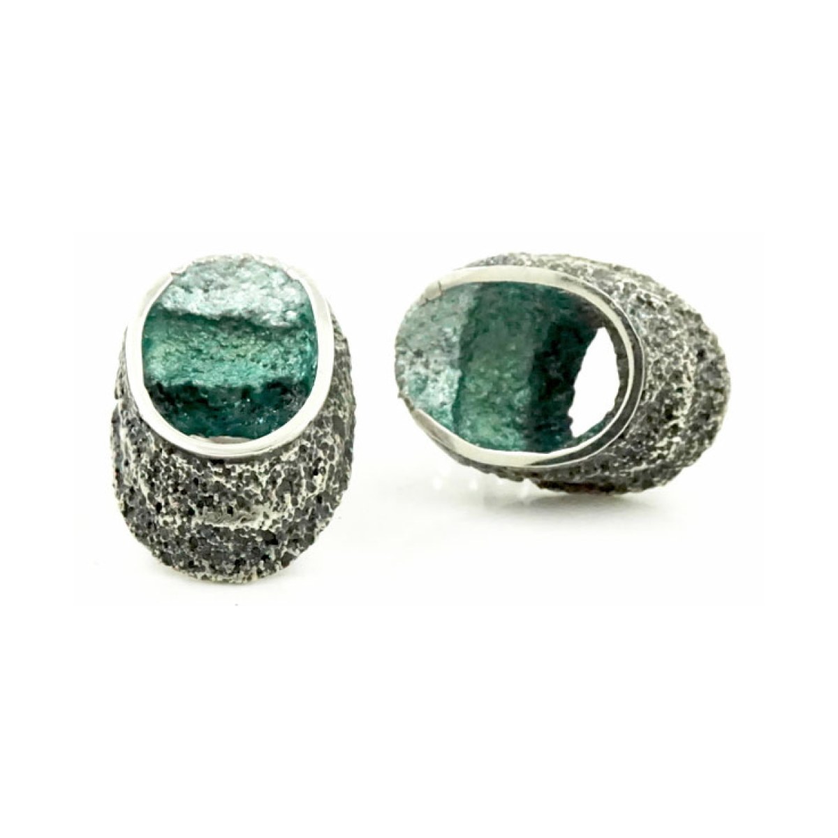 Sinera medium emerald green earrings van Arior Barcelona