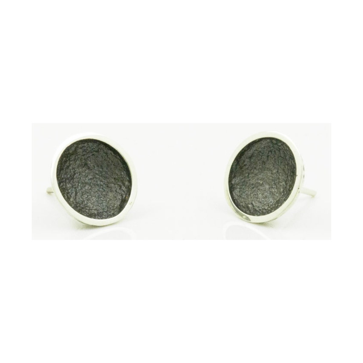 Singular grey big 1 round earring van Arior Barcelona