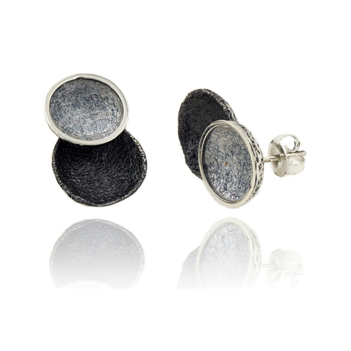 Singular big grey 2 rounds earring van Arior Barcelona