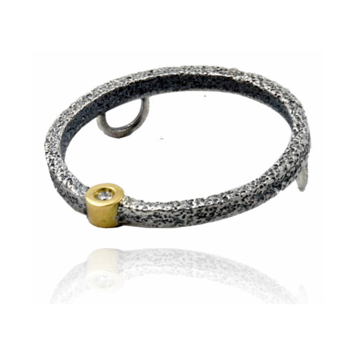 NewKora round R pendant van Arior Barcelona