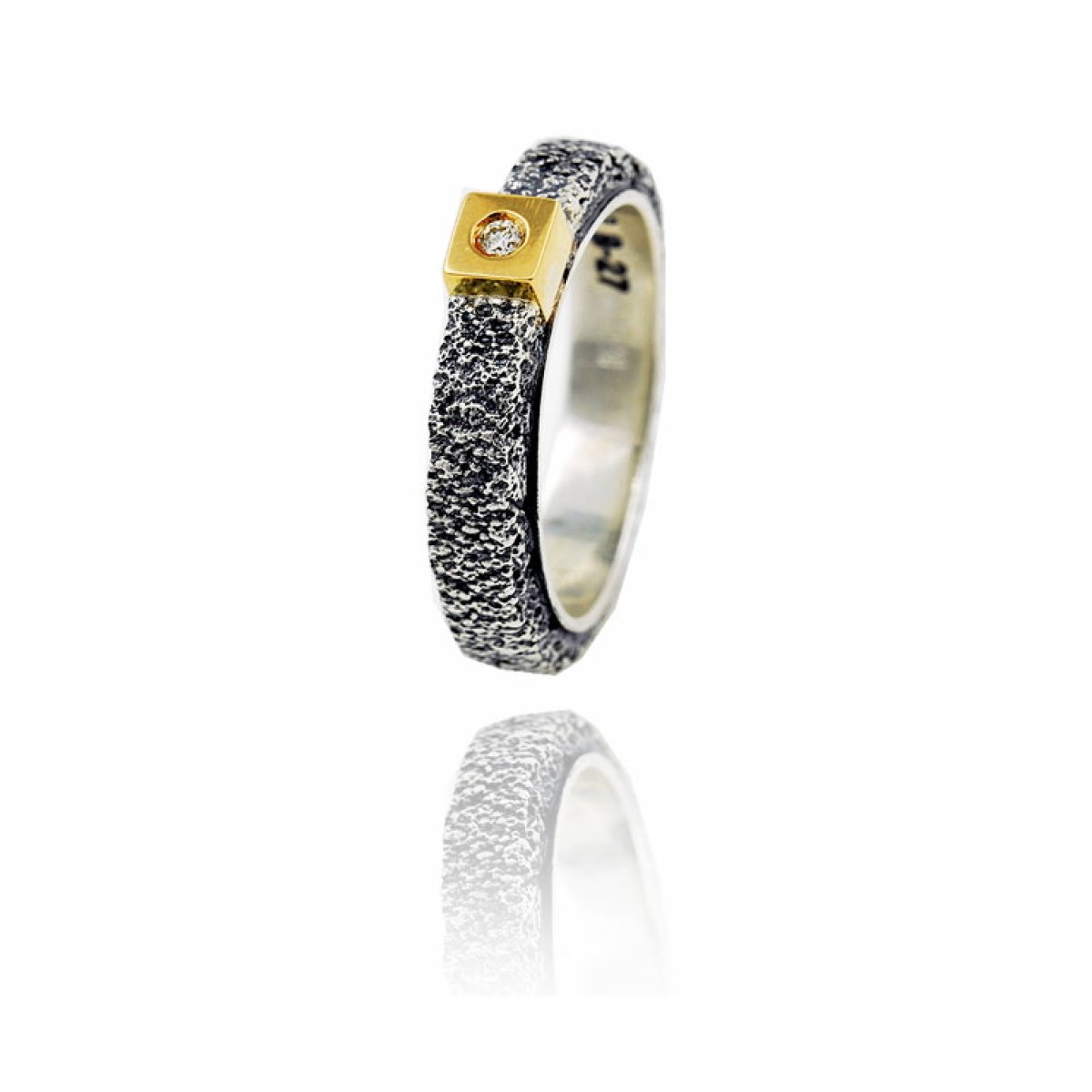 Textured Kora Ring, Half-Round, Diamond in Square Setting van Arior Barcelona