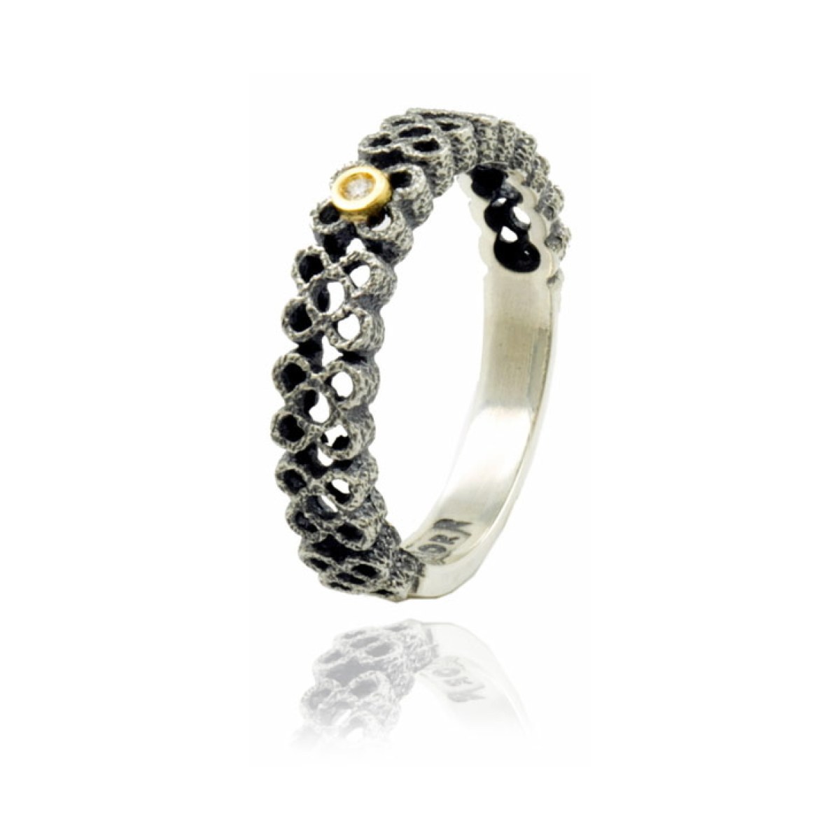Perforated Gold Ring Panot with Diamonds van Arior Barcelona