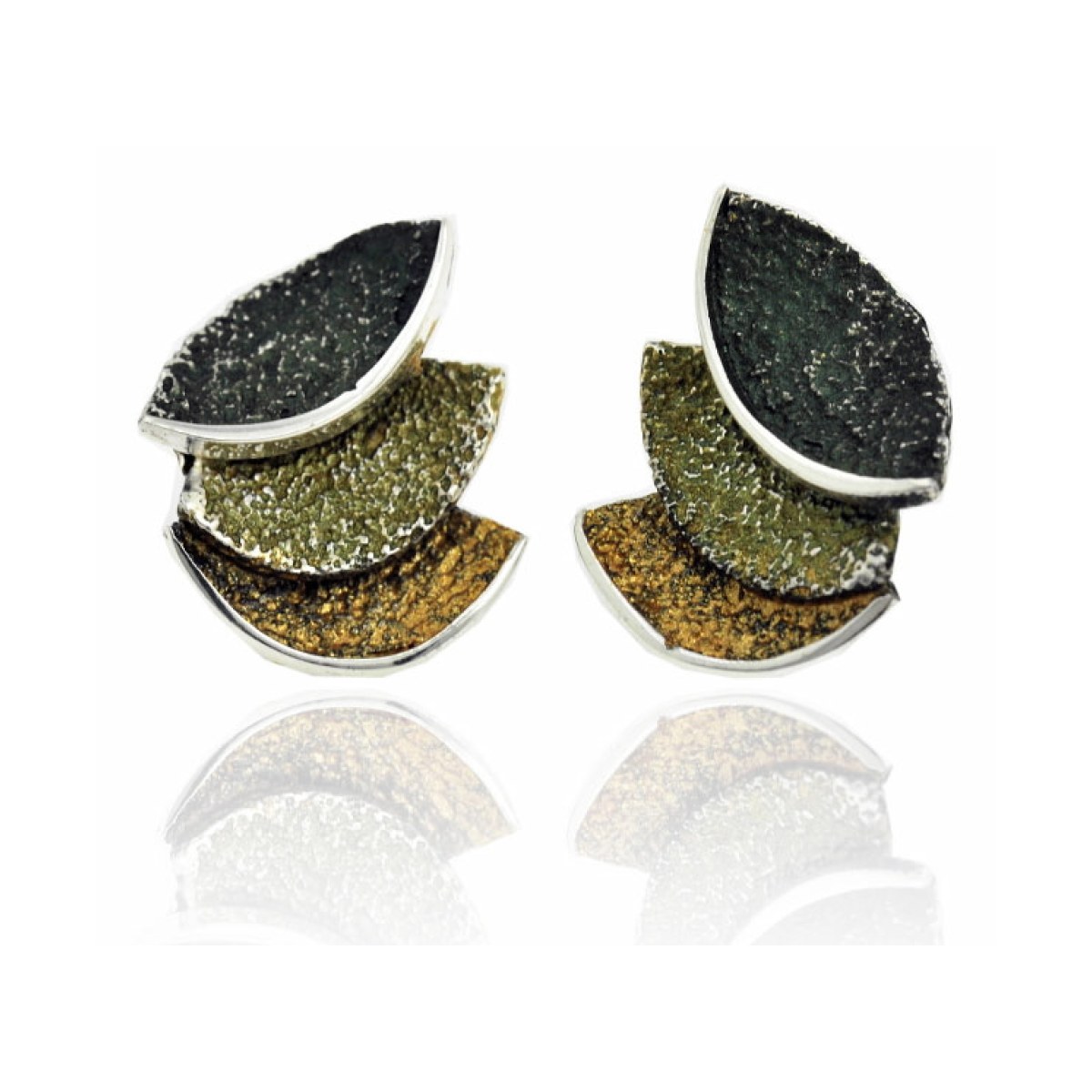 Lichen-green Smile big earrings van Arior Barcelona