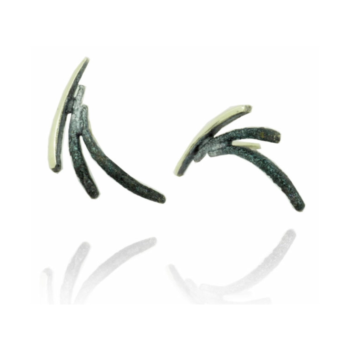 Dynamic grey little earring van Arior Barcelona