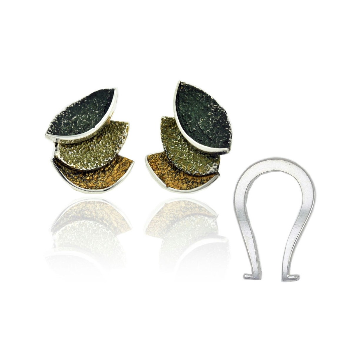 Lichen-green Smile big earrings van Arior Barcelona